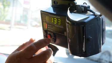 La última actualización de tarifas fue en noviembre de 2021. La bajada de bandera diurna pasó a 102,7 pesos. Foto Yamil Regules.