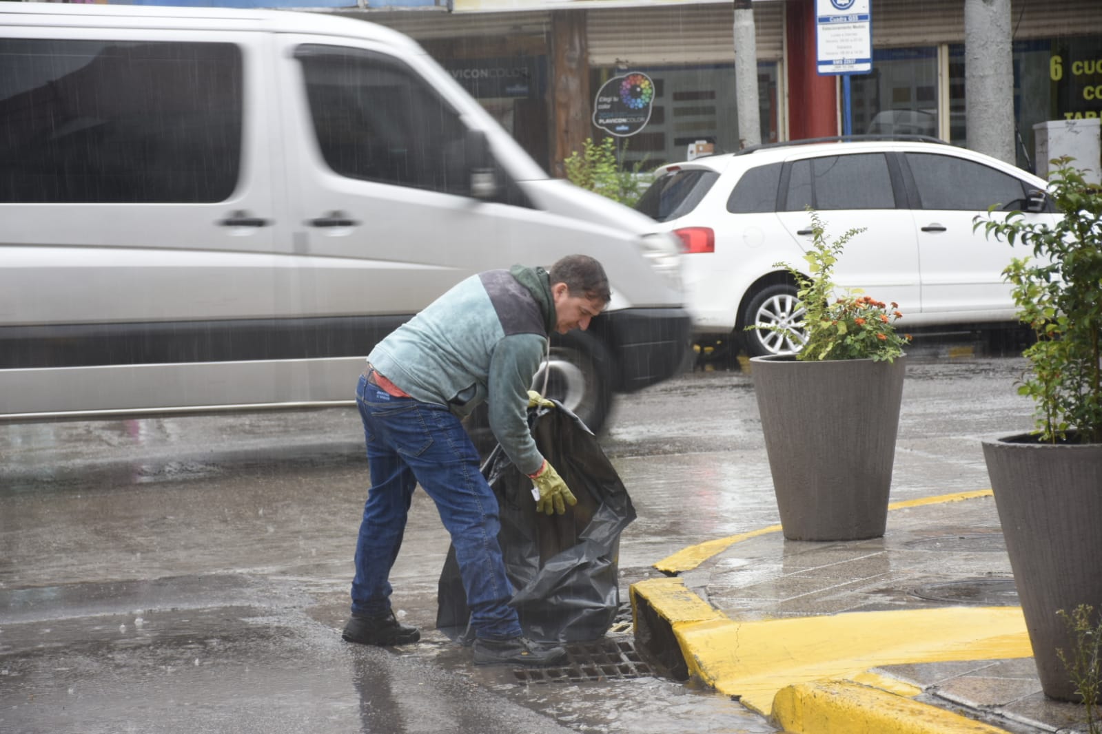 Empleados municipales se dedicaron a la limpieza de las bocas de tormenta en Neuquén tras la lluvia (Foto Florencia Salto)