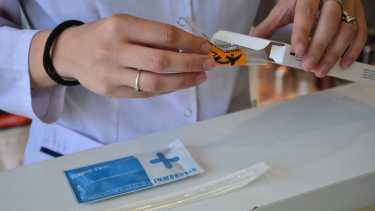 Los primeros test comercializados en el país tienen un costo que va desde los 1.500 a los 1.650 pesos. (Foto Yamil Regules).