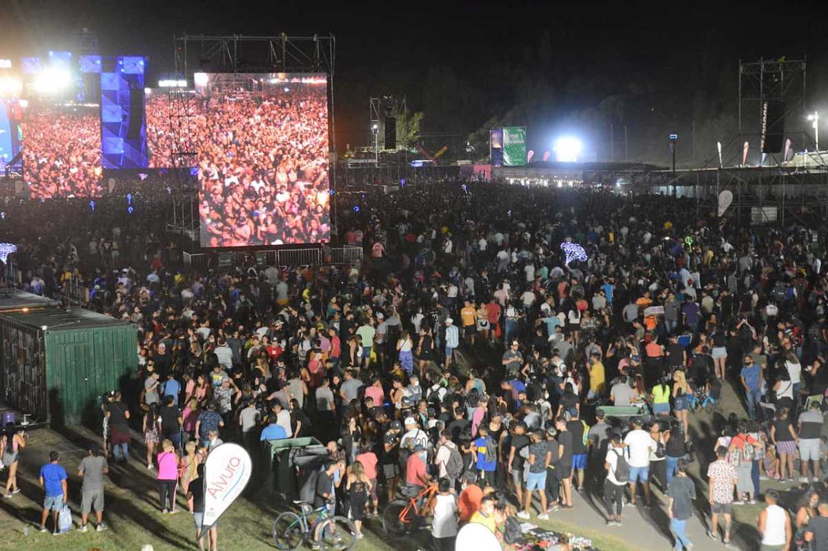 Una multitud disfrutó de la primera noche de la Fiesta de la Confluencia. (Foto: Yamil Regules)