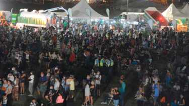 Puestos de comidas y artesanías para disfrutar el recorrido. 