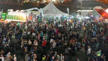 Los costos de los stands gastronómicos, de artesanos, los escenarios alternativos son parte de las interrogantes en la novena Fiesta de la Confluencia (foto archivo Yamil Regules)  