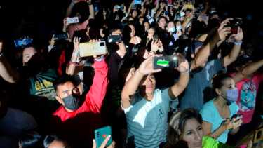 Nadie quiso quedarse afuera. El buen clima fue propicio para recibir la madrugada en la isla 132 con música y diversión. (FOTO: Yamil Regules)