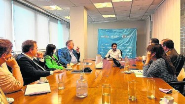 El intendente Orazi estuvo en Buenos Aires junto a otros intendentes del interior del país. (foto: gentileza)