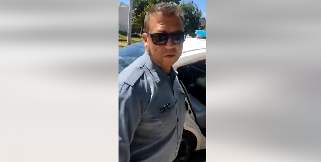 Uno de los policías que intervino en el operativo. (Captura de video) 