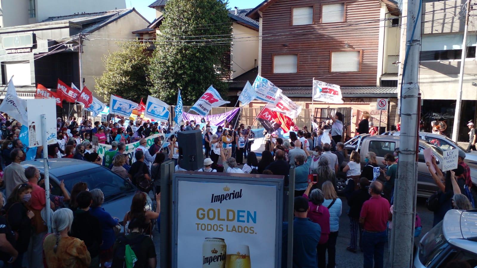 Los manifestantes se congregaron frente al juzgado federal de Bariloche para repudiar a los jueces de la Corte Suprema. (Foto Agencia Bariloche)