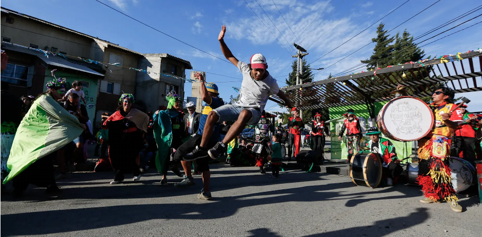 El pre-carnaval de Bariloche se realiza cada sábado en distintos barrios desde fines de enero. Foto gentileza Cultura RN
