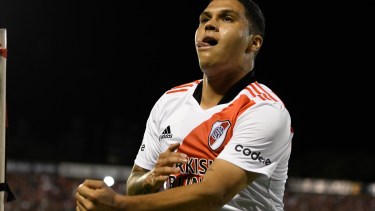 Juan Fernando Quintero festeja su gol, fundamental para que River le ganara a Newell's. 