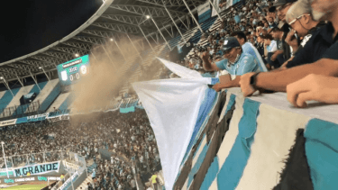 Un hincha grabó el momento exacto en que el hincha esparcía las cenizas.-