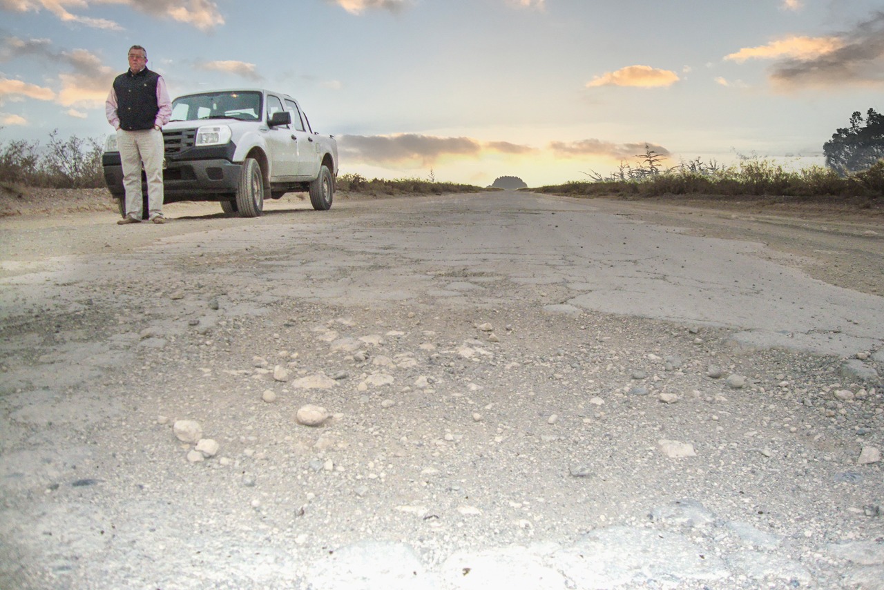 La Ruta Nacional 232 entre Duval y Puelches, el asfalto desapareció en casi todo el tramo. (Foto Néstor Salas)