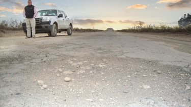 La Ruta Nacional 232 entre Duval y Puelches, el asfalto desapareció en casi todo el tramo. (Foto Néstor Salas)