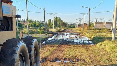 Se comenzó a trabajar en la reparación de calles de ripio en la zona urbana y rural. (Foto gentileza)