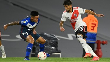 Milton Casco va contra Ortega en el mano a mano. River y Vélez empataron en Núñez. Foto: prensa River 