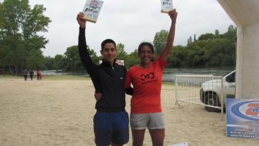 Tomás Rivera y Norma Ríos en la entrega de premios luego de hacer una gran carrera. Foto: gentileza Adrián Hernández, Manantial Deportivo 