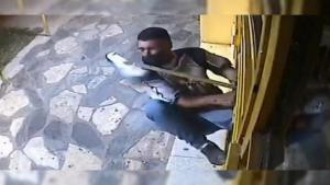 Quiso entrar a robar a una panadería y lo sacaron a escobazos