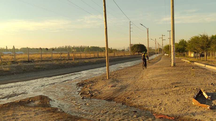 La calle Maipú, ayer. Vecinos, además, sufrieron la falta de agua. Foto gentileza