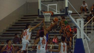 El interno Agustín Sánchez volvió a gravitar en la pintura y eso le permitió a Roca quedarse con la victoria ante Petrolero. Foto: Gino Avoledo