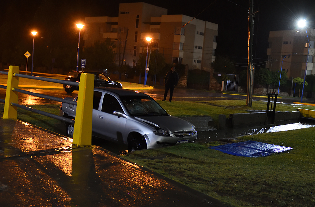 La lluvia complicó muchas calles en Roca. (Foto: Alejandro Carnevale)