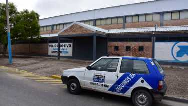 Las personas evacuadas siguen siendo asistidas en el polideportivo municipal Gimena López. Foto César Izza.