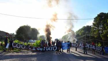 Cortes en las rutas 22 y 65 por un reclamo de los trabajadores del aserradero de Roca