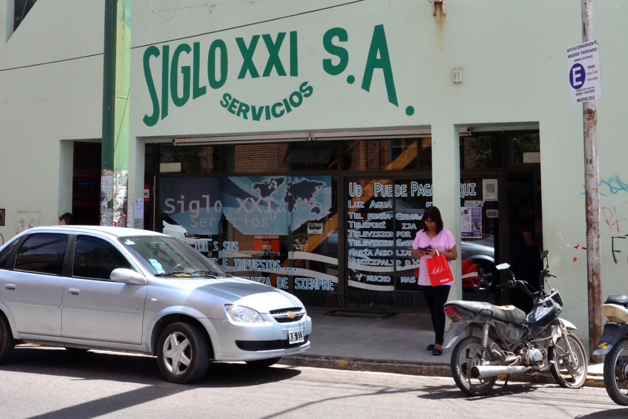 La agencia de Siglo XXI en la calle Belgrano de Viedma. La empresa cerró el año pasado. Foto: Marcelo Ochoa