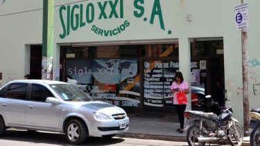 La agencia de Siglo XXI en la calle Belgrano de Viedma. La empresa cerró el año pasado. Foto: Marcelo Ochoa