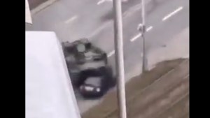 Un tanque ruso pasó por arriba a un auto y el conductor fue rescatado de entre los hierros retorcidos