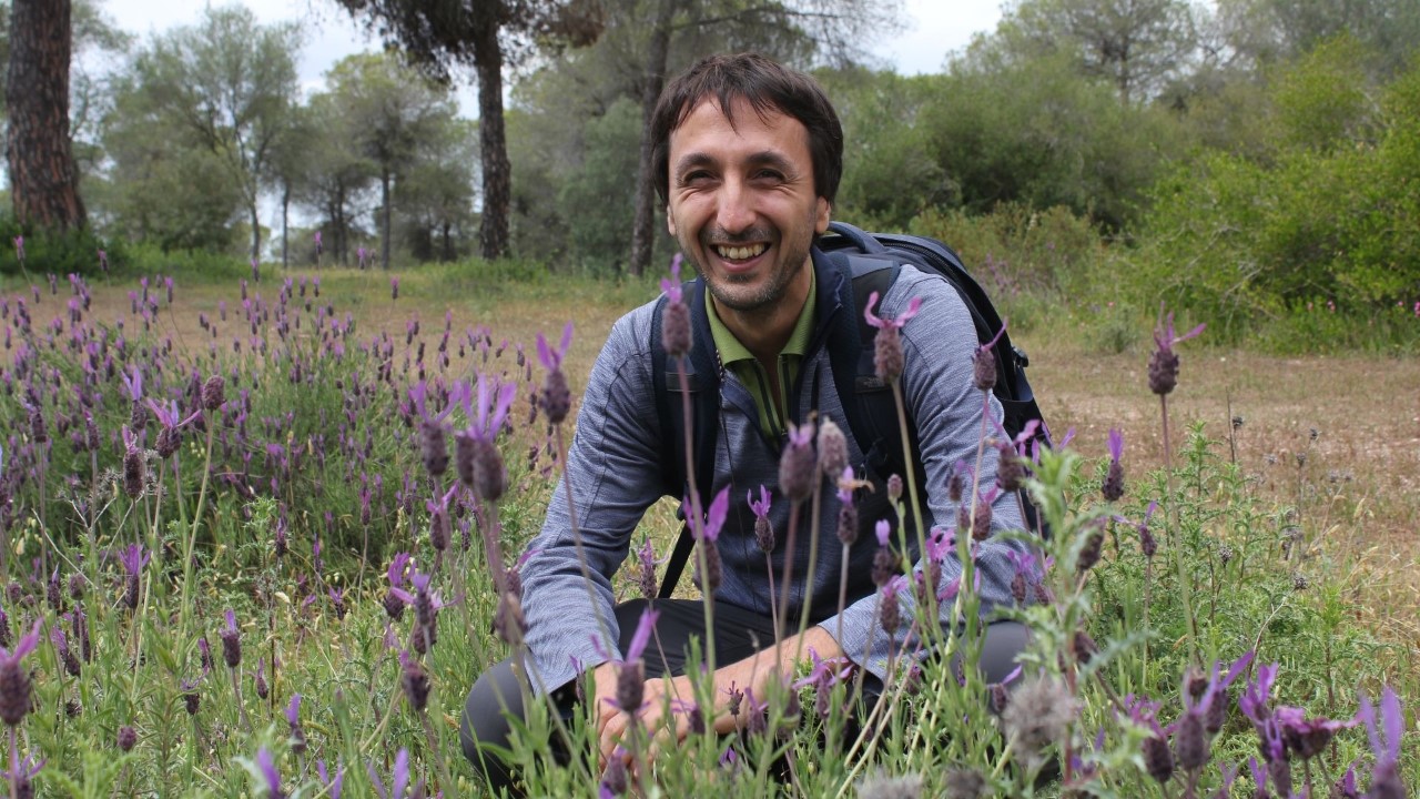 El científico Lucas Garibaldi estudia la interacción entre plantas e insectos y liderará estudio con más de 200 investigadores
