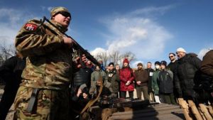 Ucrania moviliza a sus reservistas y pide a sus ciudadanos salir de Rusia rápidamente
