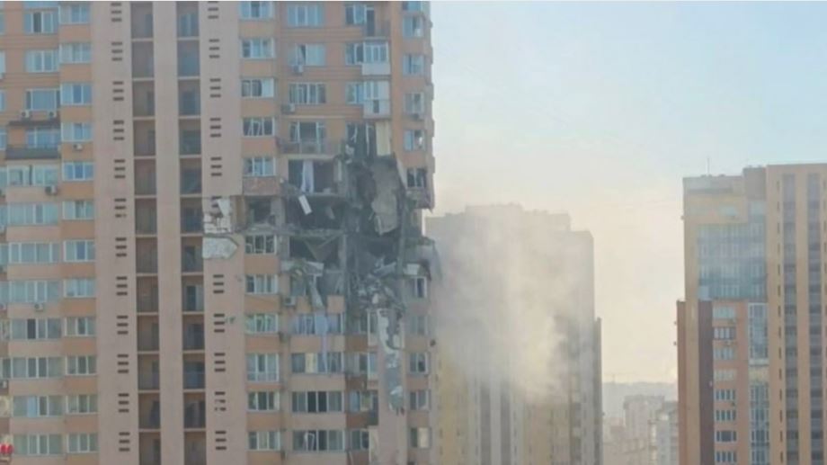 cCircularon hoy videos e imágenes de un gran edificio residencial de Kiev impactado por un misil ruso, que destruyó al menos cuatro pisos. Foto: Noticias Argentinas. 