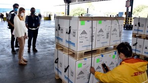 Llegaron al país 216 mil vacunas Pfizer para asegurar el «retorno a las aulas seguras»