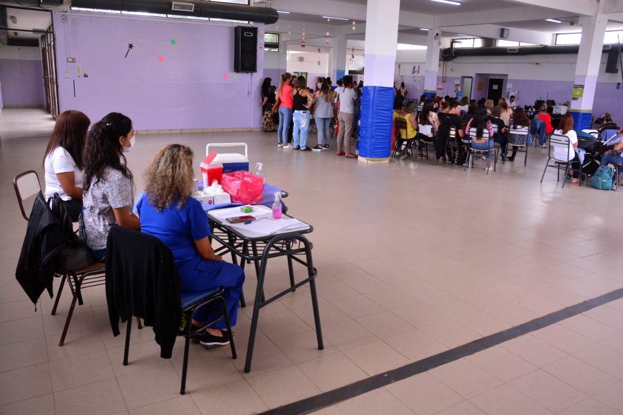 Personal de Salud está presente en la samblea que se realiza en la Escuela N° 30 de Viedma. Foto: Marcelo Ochoa.