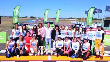 Las protagonistas de la carrera del domingo, con la gobernadora, la ministra Vélez y el presidente de la Categoría Bora, Aldo Morello. Foto: Marcelo Ochoa