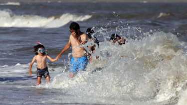 El Cóndor, donde el mar se abraza con el río, la playa elegida esta temporada