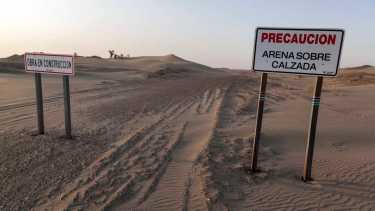 Los médanos cortaron la Ruta Provincial N° 1, entre Bahía Creek y Pozo Salado. Foto: Marcelo Ochoa.