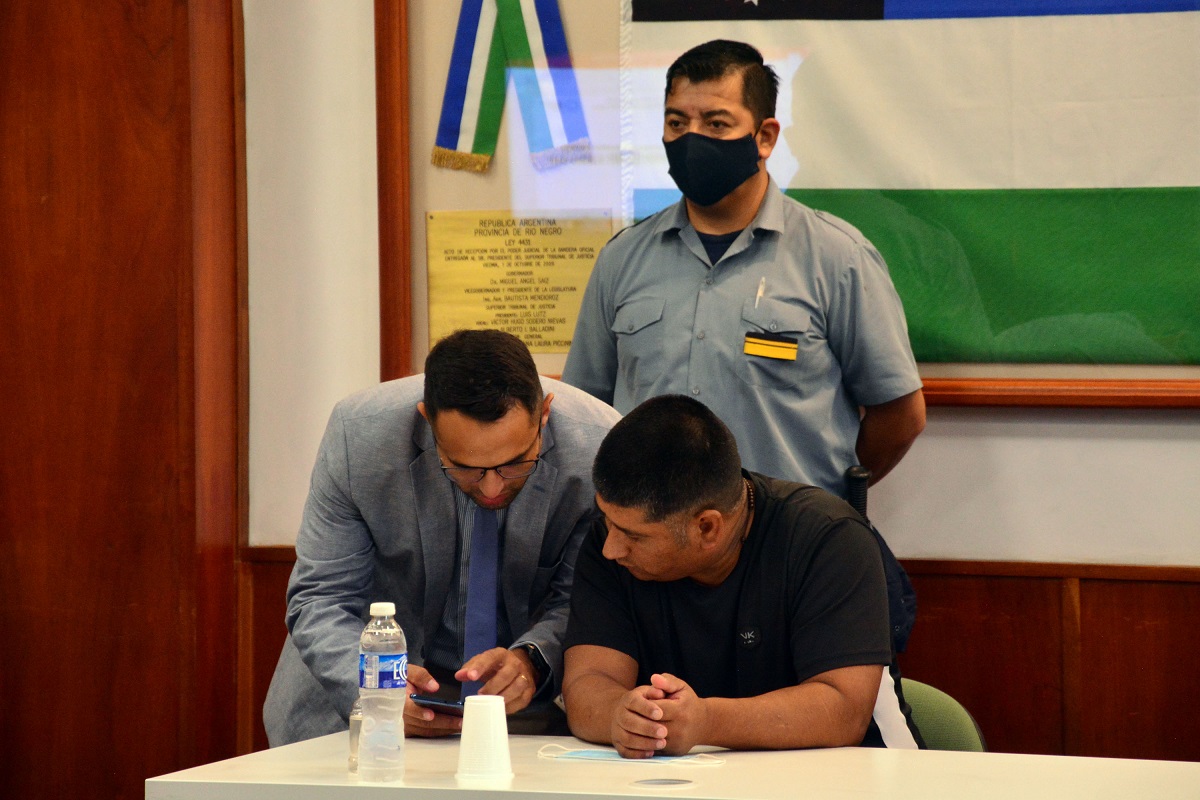 Torres repasa datos durante el juicio junto a su defendido Mario Huichaqueo. Foto: Marcelo Ochoa