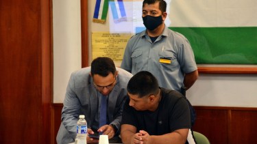 Torres repasa datos durante el juicio junto a su defendido Mario Huichaqueo. Foto: Marcelo Ochoa