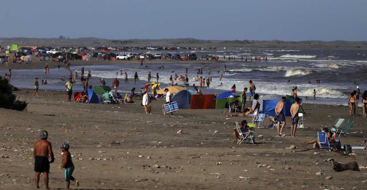 El verano 2021 llenó de turistas las playas de El Cóndor. Por su onda tranquila, grupos familiares lo eligen cada año. Foto: Marcelo Ochoa.