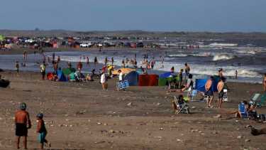 El verano 2021 llenó de turistas las playas de El Cóndor. Por su onda tranquila, grupos familiares lo eligen cada año. Foto: Marcelo Ochoa.