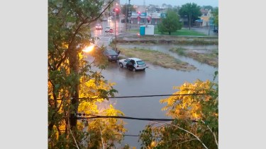 El barrio se inunda por falta de limpieza del canal. Foto: Gentileza