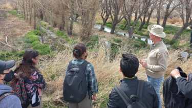 El ingeniero Forestal, Santiago Magnin, brinda una charla a alumnos del CET 26 de Jacobacci, sobre el reúso de efluentes. Foto: José Mellado. 