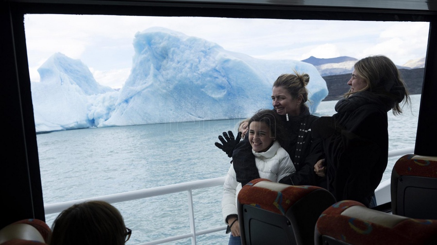La navegación entre los glaciares es tranquila, de una duración de poco más de dos horas. Foto: Victoria Gesualdi para Télam
