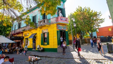 Caminito es uno de los paseos más emblemáticos de la ciudad de Buenos Aires y uno de los atractivos imperdibles para quienes lo visitan.