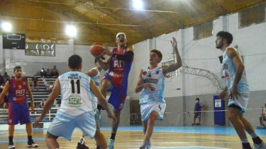 Friccionado y parejo, resultó el duelo de anoche que animaron Roca y Centenario. Cabré intenta perforar la zona visitante y es detenido con falta. Foto Gino Avoledo