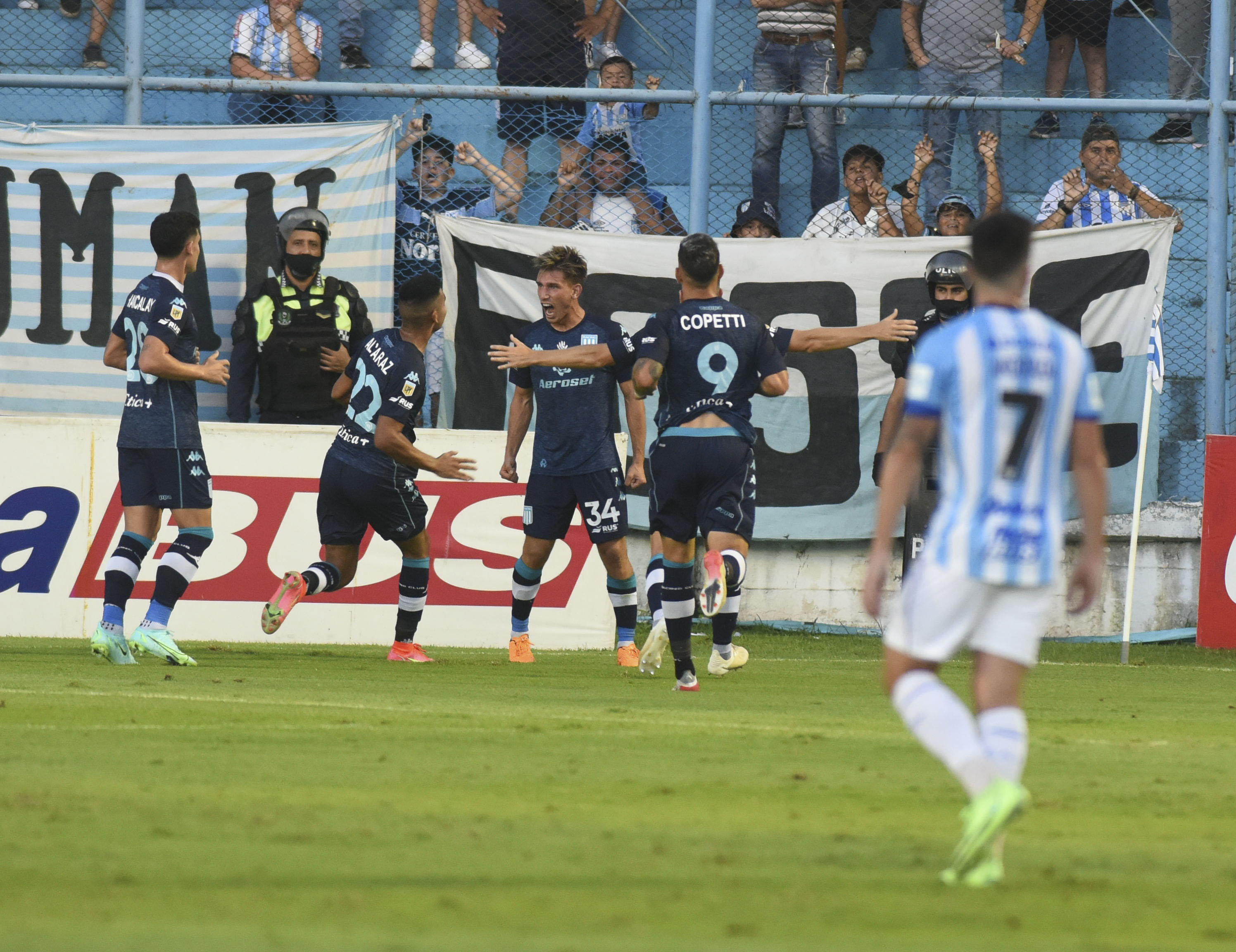 El lateral derecho roquense festeja en Tucumán, su primer gol con la camiseta de Racing.