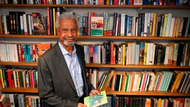 Sus obra es una "conmovedora descripción de los efectos del colonialismo y la historia de los refugiados en el abismo entre culturas y continentes", señaló el fallo de la organización que en 120 años distinguió a cinco autores de África.