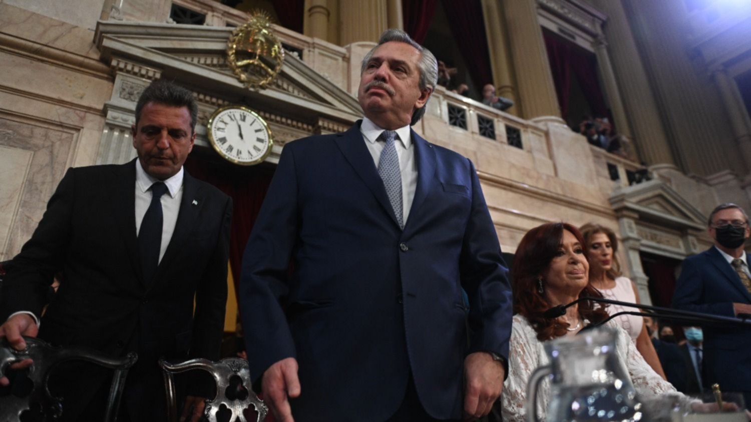 Alberto Ferrnández, antes de comenzar su discurso, flanqueado por Cristina Kirchner y Sergio Massa.