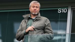 Rusia: Abramovich y dos negociadores sufrieron síntomas de envenenamiento tras una reunión