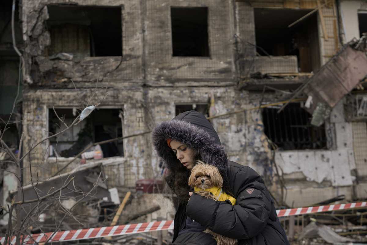 Incendio en los suburbios de Kiev el lunes después de que un ataque aéreo en una base militar cerca de la frontera con Polonia acercó peligrosamente la guerra a la puerta de la OTAN. (AP Photo/Vadim Ghirda)