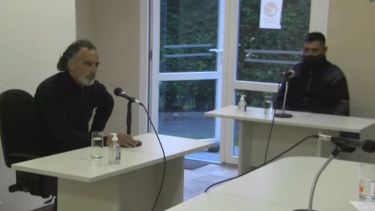 El acusado, Héctor Quichán, junto al defensor oficial Gonzalo Crespo. Foto captura de Zoom.